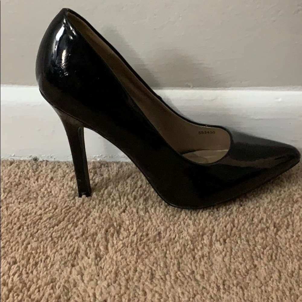 Black pumps